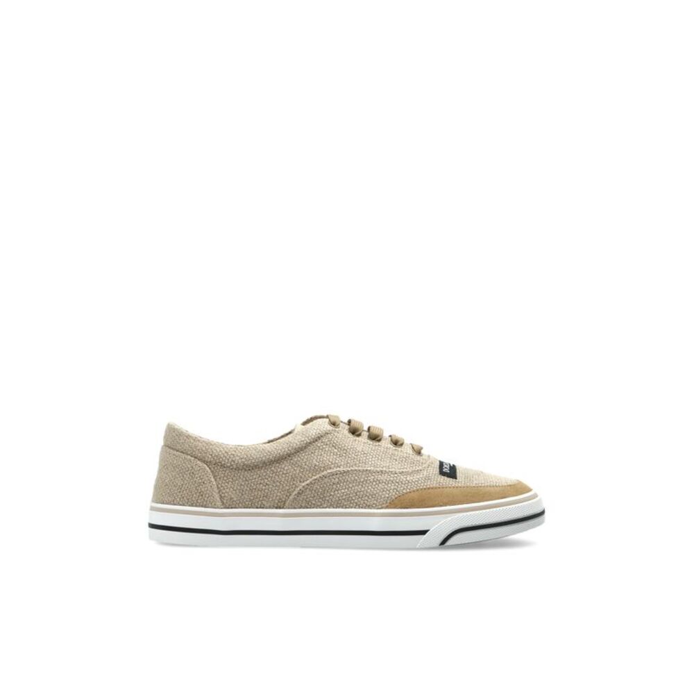 Sports shoes with logo